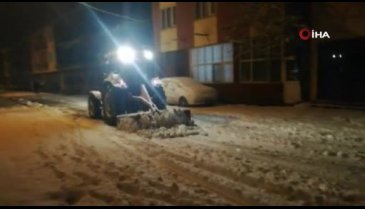Bursa'da genç muhtar karla kaplı köy yollarını traktörüyle kendi açtı