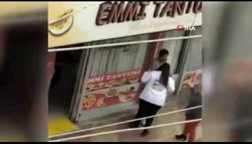 Telefon numaralarını isteyen genci evire çevire dövdüler