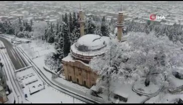 Bursa'da karlı meydanlar güvercinlere kaldı