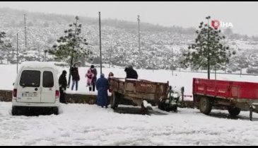 Bursa'da yağan kar kısıtlamayı unutturdu