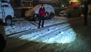 Bursa'da karlı yolda cipin arkasına bağladığı iple snowboard yaptı