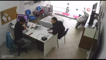 Bursa'da tamircinin elindeki tablet bomba gibi patladı, o anlar kameraya böyle yansıdı