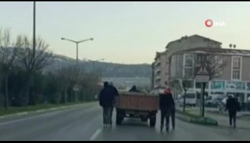 Bursa'da traktöre takılan patenci gençlerin tehlikeli yolculuğu