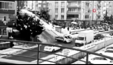Bursa'da otomobillerin zor anları! Kamyonete böyle çarptılar
