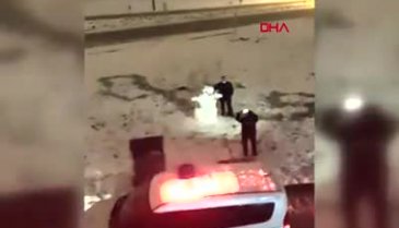 Bursa'da polis ekiplerinin kardan adam ile fotoğraf çektirmesi sosyal medyada gündem oldu