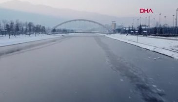 Bursa'da Nilüfer Çayı buz tuttu, vatandaşlar üzerinde yürüdü