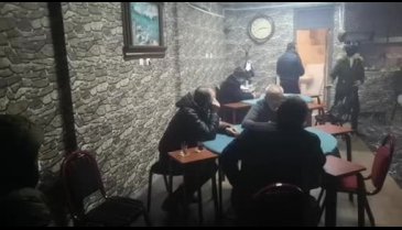 Bursa'da kısıtlamada alkollü kumar oynanan kıraathaneye polis baskını