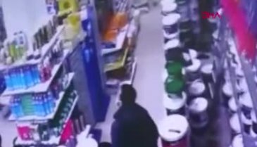 Önce çaldı sonra iade edip parasını aldı