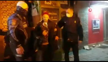Bursa'da soğuktan donmak üzere olan engelli adamı zabıta ekipleri kurtardı