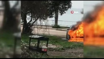 Bursa'da park halindeki lüks otomobil alev alev yandı