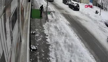 Dükkanın önünü temizlerken ölümden son anda kurtuldu