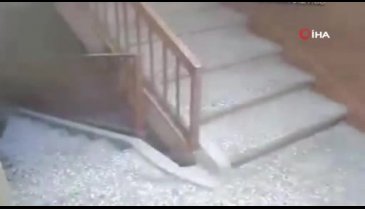 Bursa'da apartmandan ayakkabı hırsızlığı güvenlik kamerasında