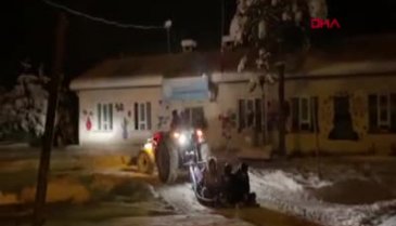 Bursa'da çocuklar, traktörün arkasına bağlanan brandayla kaydı