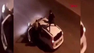 Otomobil üzerinde tehlikeli eğlence kamerada