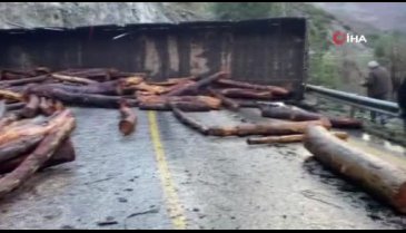 Bursa'da tomruk yüklü tır devrildi, ilçe yolu ulaşıma kapandı