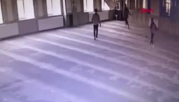 Camiye giren çocuklar ortalığı birbirine kattı