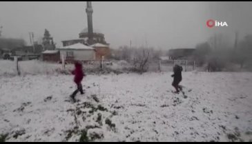 Bursa'ya kar yağışı başladı, çocuklar soluğu sokakta aldı