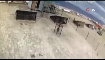 Bursa'da otomobil ve kamelyanın uçtuğu anlar kamerada!
