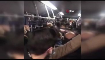Metrobüste tekmeli yumruklu kavga kamerada