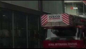 Bursa'da sobadan sıçrayan kıvılcım 2 katlı depoyu yaktı