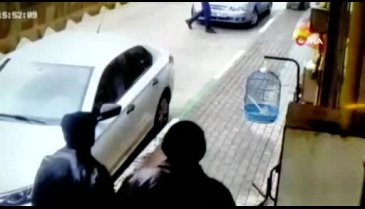 Bursa'da husumetlisine kurşun yağdırdı, başka birine isabet etti