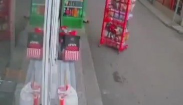 Sürüklenen cips standının peşinden depar attı - 2
