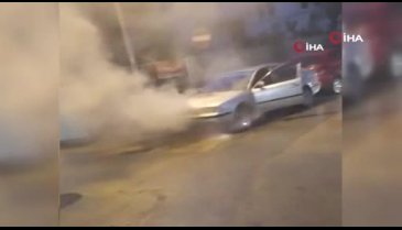 Bursa'da alev alan otomobili mahalle sakinleri söndürdü