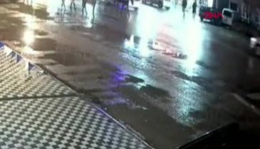 Bursa'da aniden yola çıkan ata kamyonetin çarptığı an kamerada