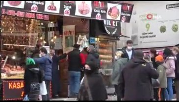 Bursa'da kısıtlama öncesi kasaplarda et kuyruğu