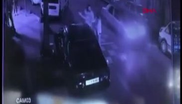 Sokak ortasında gözünden bıçakladı