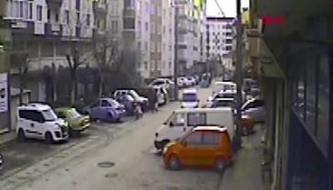 Bursa'da polise ateş edip kaçan ve başka ilçede yakalanan şüpheli 'suç makinesi' çıktı (Güvenlik kamerası)