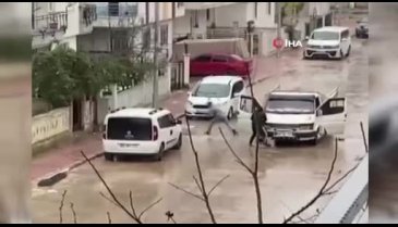 Silah tutukluk yapınca taşlarla saldırdılar