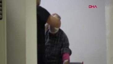 Çocuklarını kurtardı, yüzü parçalandı