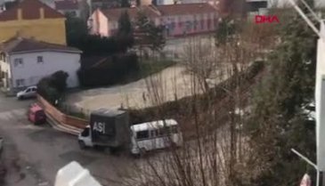 Bursa'da top oynarken polisi gören çocuklar böyle kaçtı