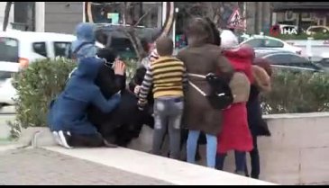 Bursa'da lodosta uçmamak için birbirlerine tutundular
