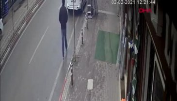 Bursa'da kamyonetin açık kalan kapısının yayaya çarptığı an kamerada