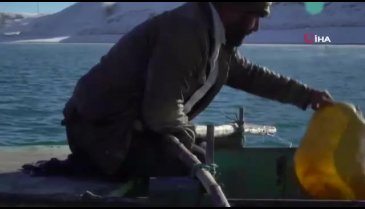 Tek elle kürek çeken balıkçının yürek burkan hikayesi