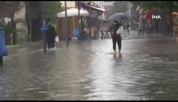 İzmir'i sel vurdu: 2 kişi hayatını kaybetti