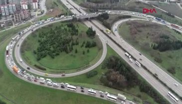 Bursa'da otoyolda geri dönmeye çalışan çekici minibüse çarptı