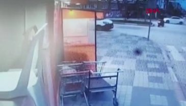 Bursa'da market önüne bırakılan elektrikli bisikletin çalınma anı kamerada