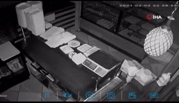 Bursa'da pastanedeki sadaka kutusunu çalan hırsız kameraya yansıdı
