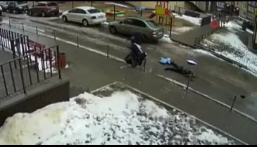 Rusya'da balkondan bakan kişi 5 aylık bebeğin üzerine düştü: 2 ölü