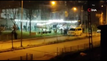 Bursa'da koronavirüsü hiçe sayıp sokak düğünü düzenlediler