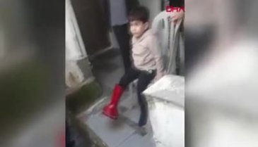 Minik Neşet'in ayağı darbukaya sıkıştı
