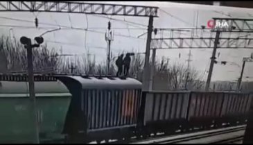 Tren vagonlarının üzerinde oyun oynarken akıma kapıldı