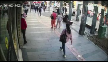 Eşi ve çocuğuyla yürüyen kadına taciz iddiası