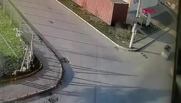 Bursa'da kaza sonrası yerde yatan yaralının oğlu olduğunu görünce gözyaşlarına boğuldu