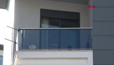 Antalya'da 2 yaşındaki çocuk annesini balkona kilitledi