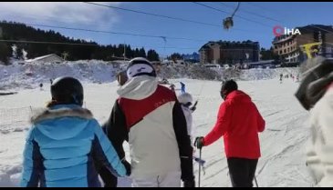 Bursa Uludağ'da güneşli havanın tadını kayak yaparak çıkardılar