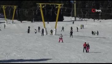 Bursa Uludağ'da kayakçılar pistlerin tozunu attırıyor